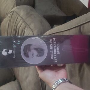Hair or beard straightening brush